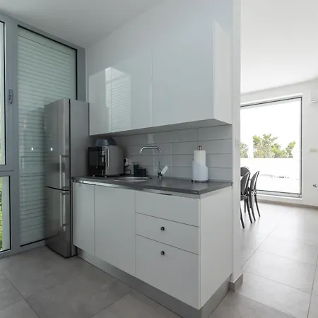 25 Luxury With Pool, Close To *